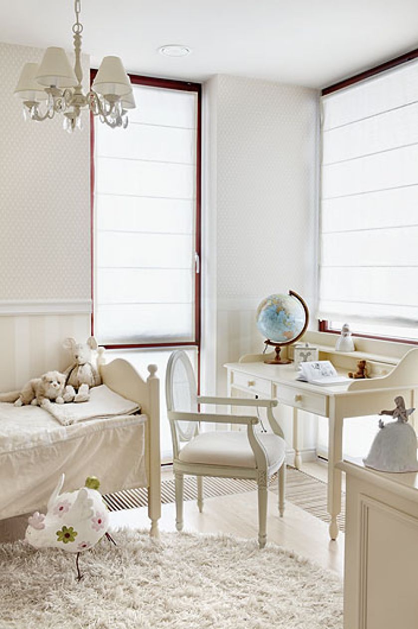 Nawet z dwójką dzieci i rozbrykanym terrierem można żyć w domu pełnym białych kanap, dywanów i szaf.