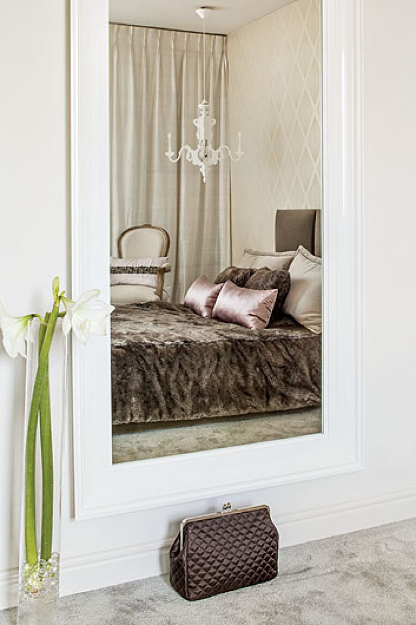 Nawet z dwójką dzieci i rozbrykanym terrierem można żyć w domu pełnym białych kanap, dywanów i szaf.