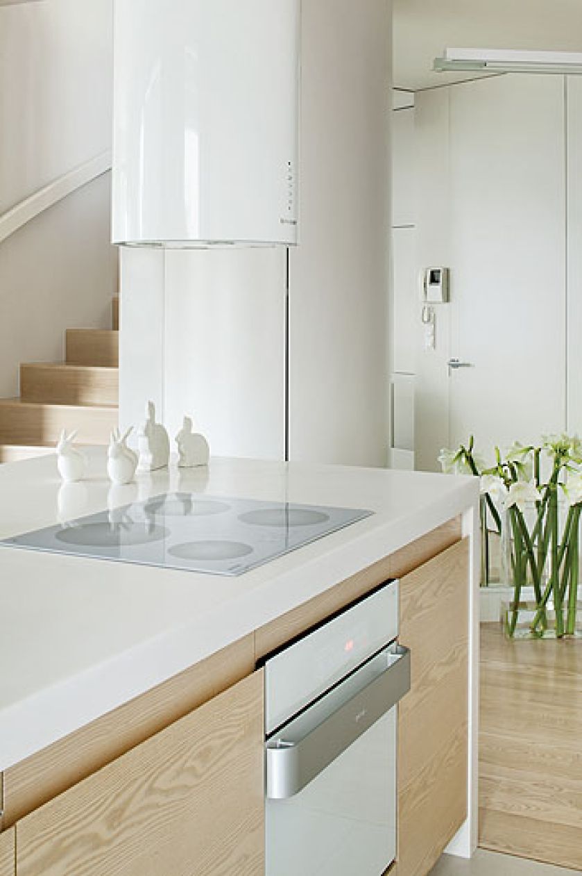 Nawet z dwójką dzieci i rozbrykanym terrierem można żyć w domu pełnym białych kanap, dywanów i szaf.