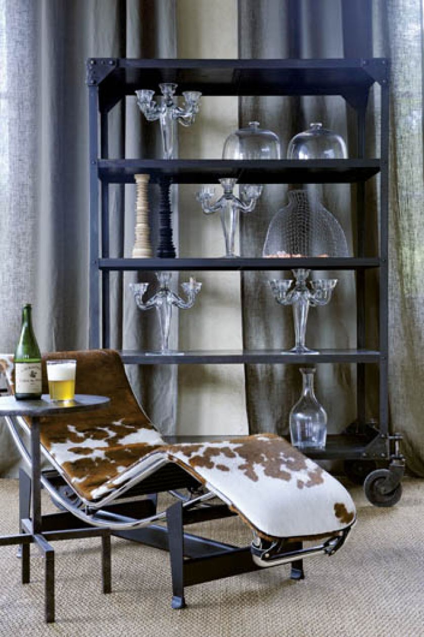 Nie zabraklo klasyka designu - szezlong Le Corbusiera w krowie łaty.