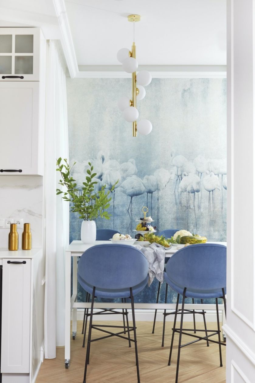 niebieska tapeta na ścianie w jadalni