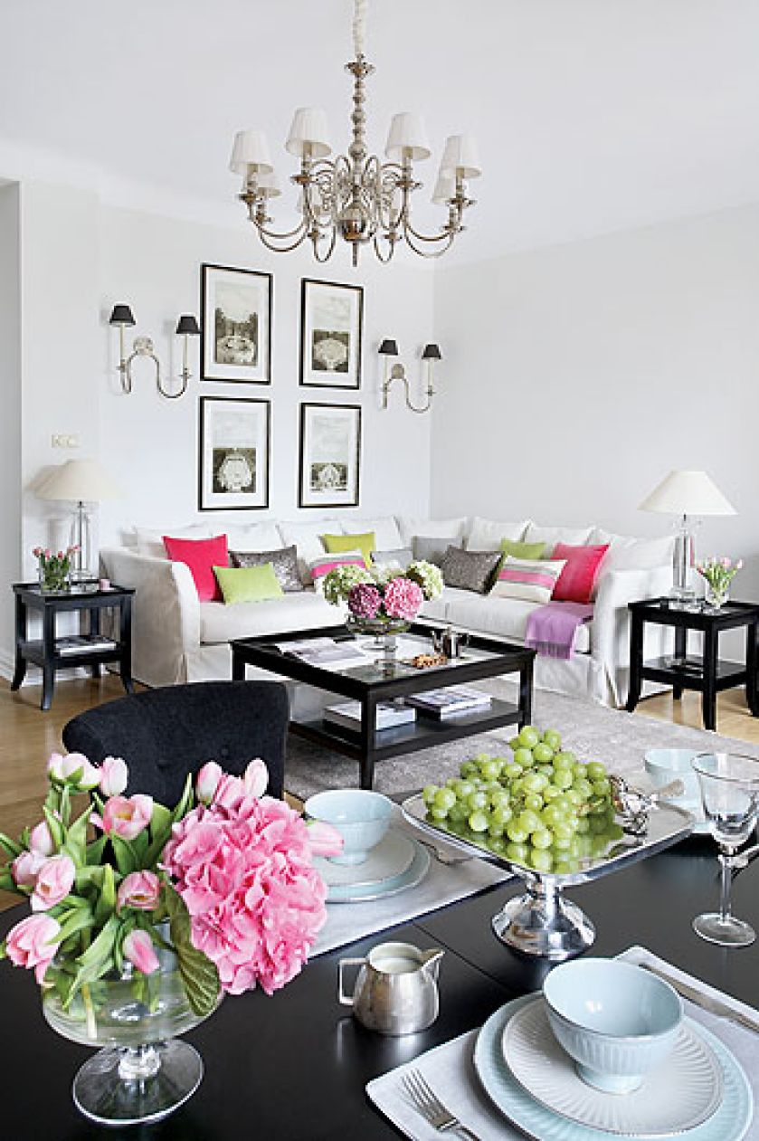 Nowoczesna klasyka - takie są meble z Mis en Demeure, które stanęły w salonie. Fotele i kanapy powstały na