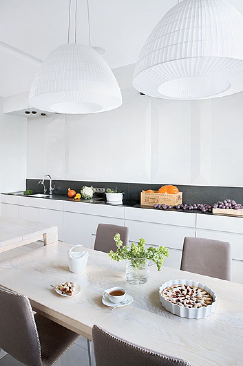 Nowoczesne materiały: gres, marmur, sporo szkła, odrobina drewna.