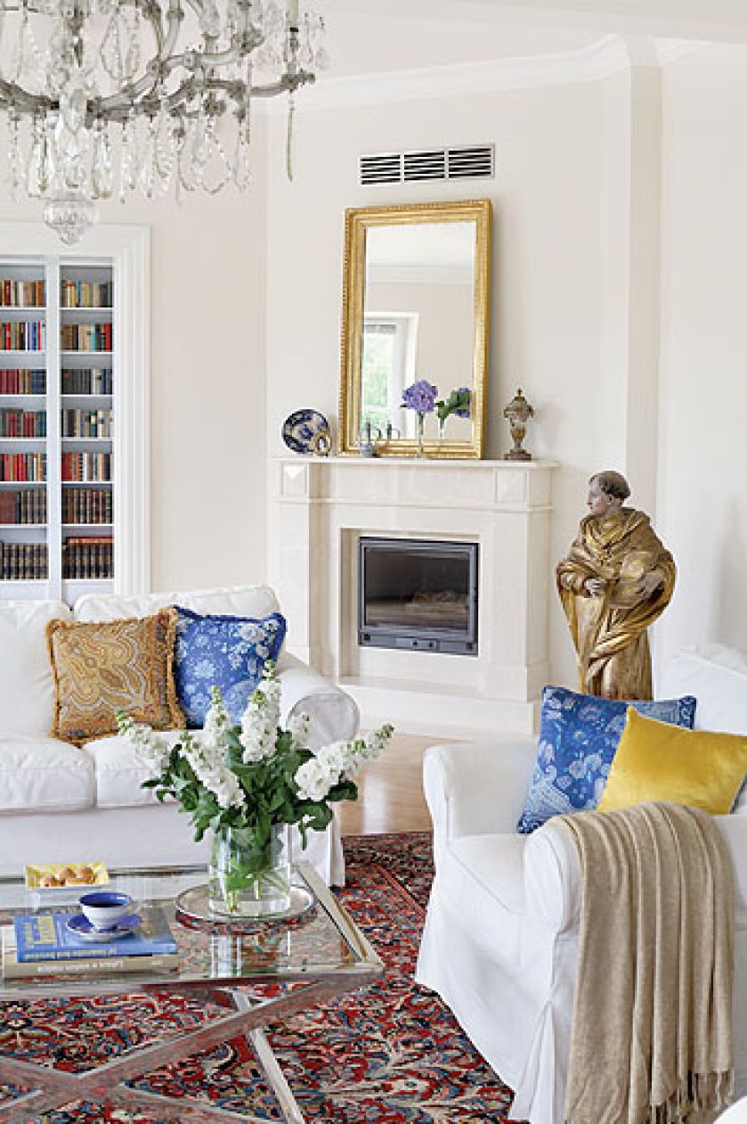 Nowoczesne meble obok antyków i barokowej rzeźby.