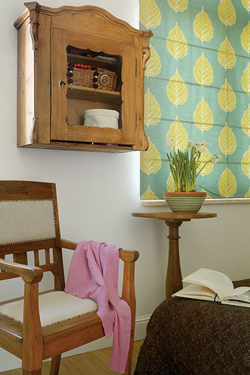 Nowoczesne meble zmiksowane z meblami wyszparanymi w antykwariatach.