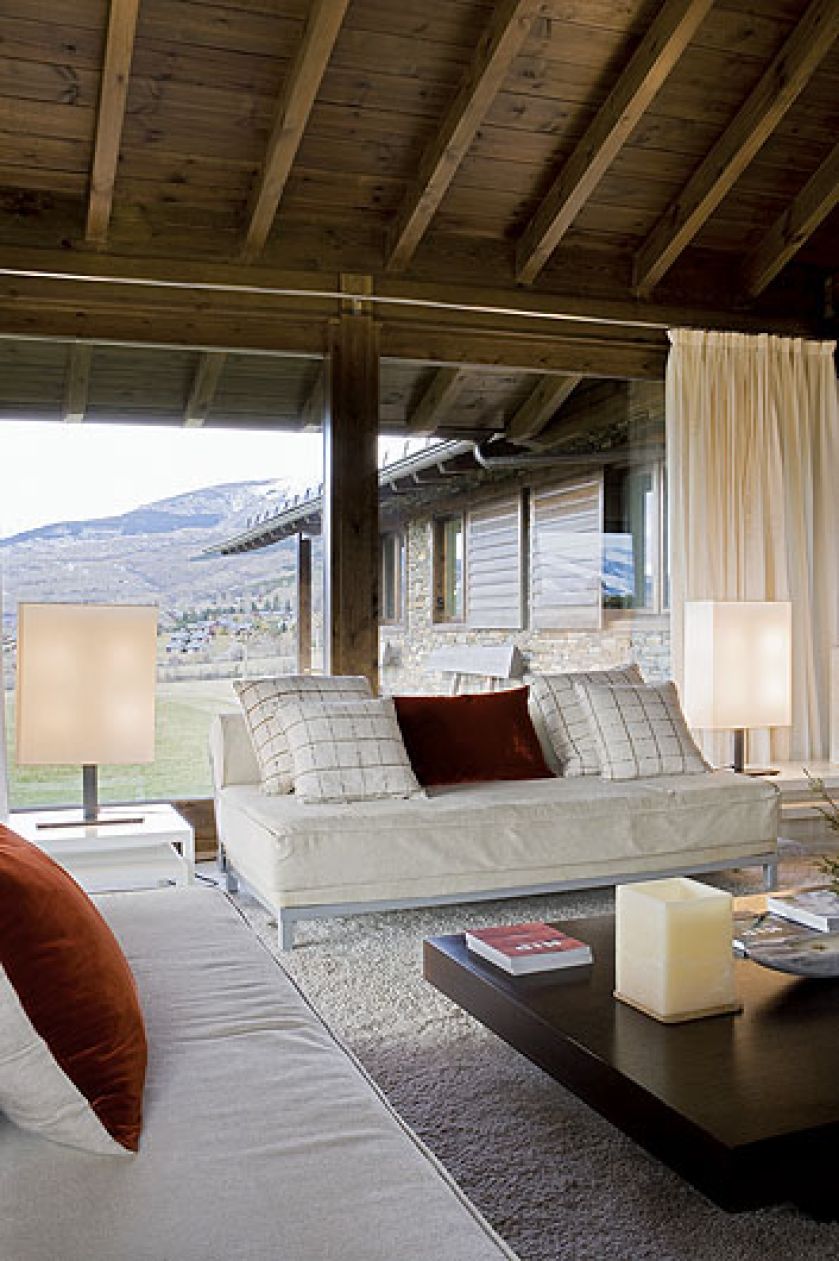 Nowocześnie lecz przytulnie: proste kanapy są obite ciepłym sztruksem, aksamitem, lnem i wełniane poduchy.