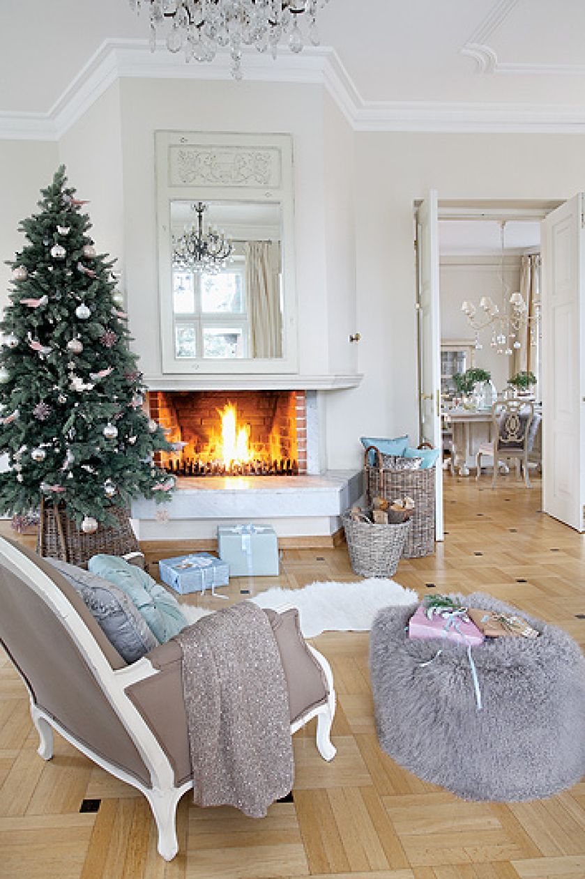 Obok stuletniego kominka futrzane siedzisko i kosze Decolor.