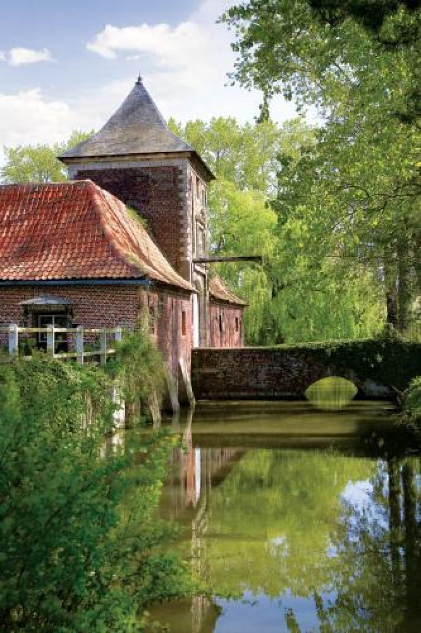 Obronna farma D aigermont w Sisie, na północy francji wciąż jest pełna skarbów.