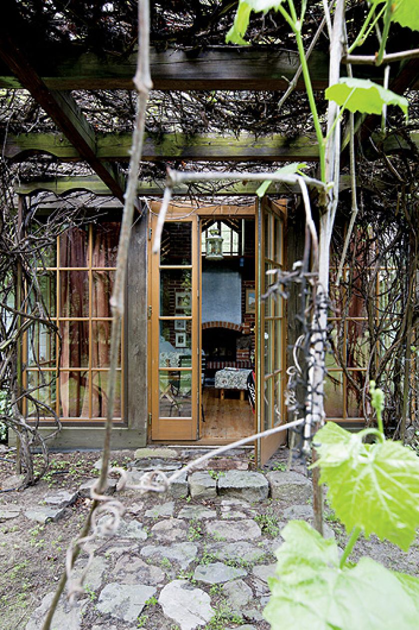 Od strony starej stodoły. Loft pod strzechą