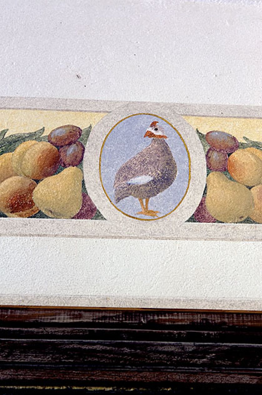 Odbudowany spichlerz historyka sztuki i projektanta wnętrz. Dom wyrasta wprost z krajobrazu, jest jego częścią.