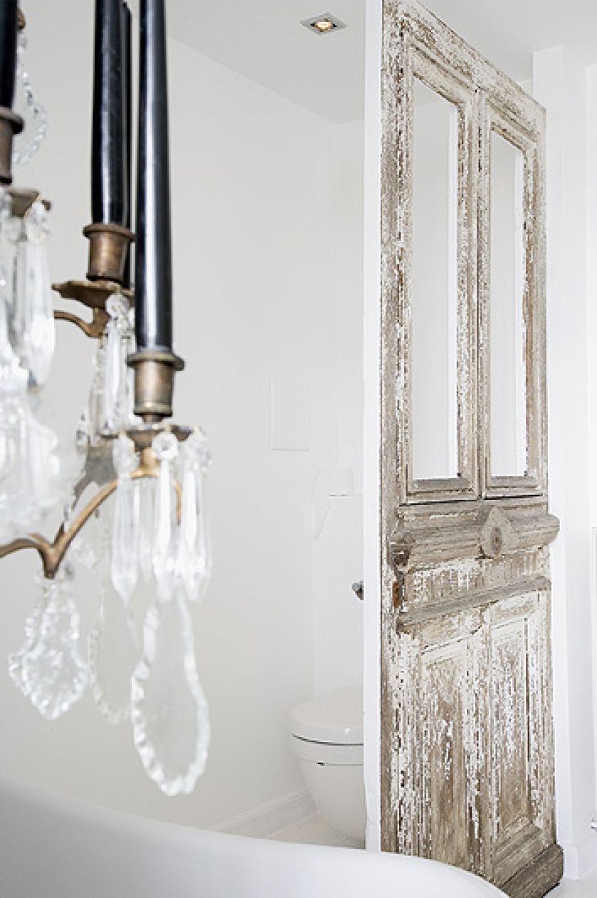 Odrapane drzwi - charakterystyczne dla stylu rustykalnego.