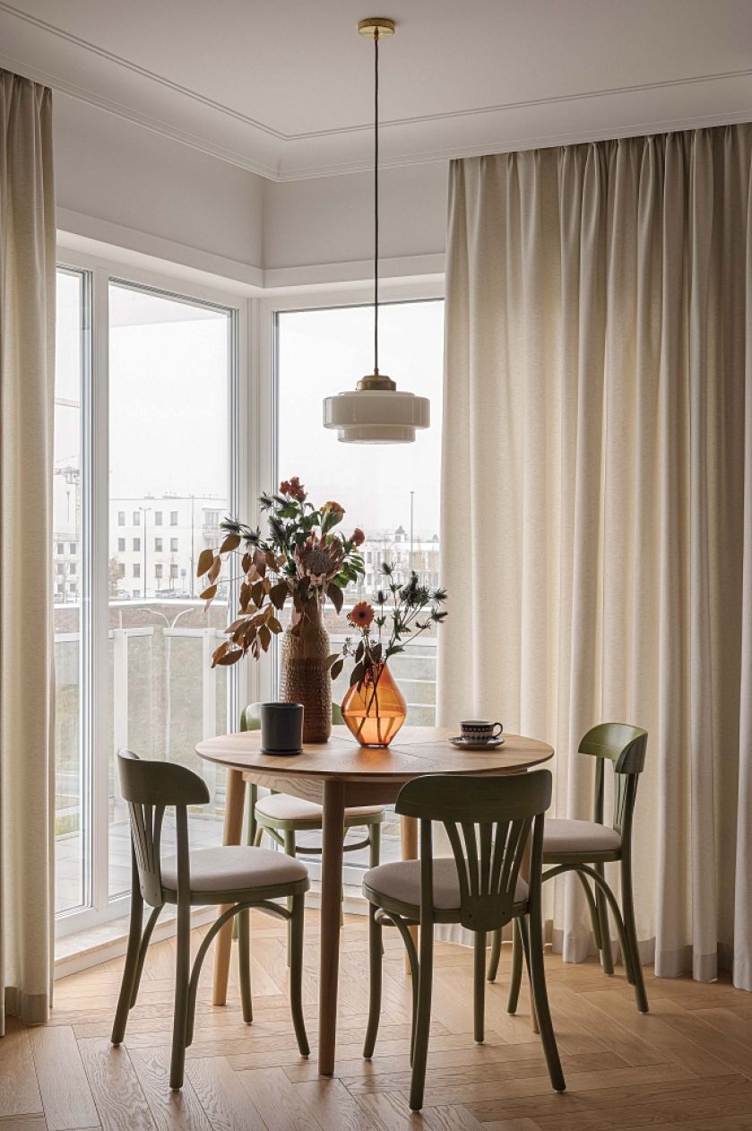 kącik jadalniany w salonie