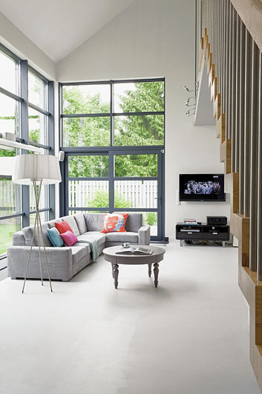 Ogród zagląda do środka, a niebo odbija się w podłodze.