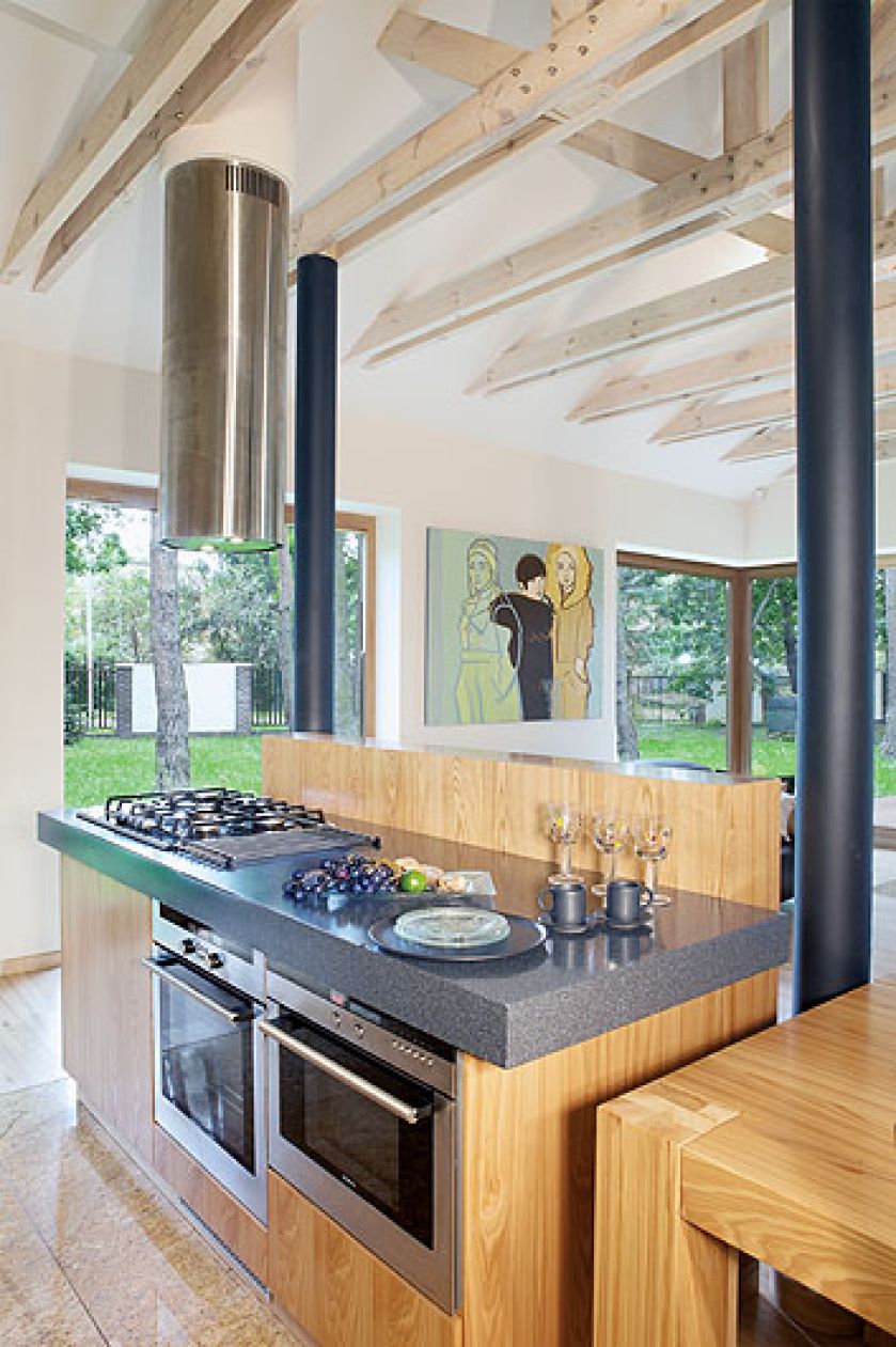 Ogromne okna zajmują większą część ścian.