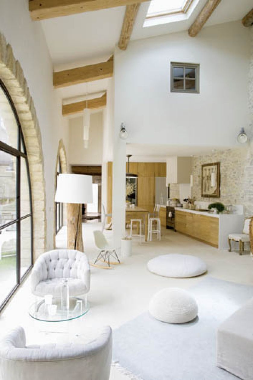 Ogromny pokój dzienny połączony z kuchnią, gdzie rodzina spędza najwięcej czasu.