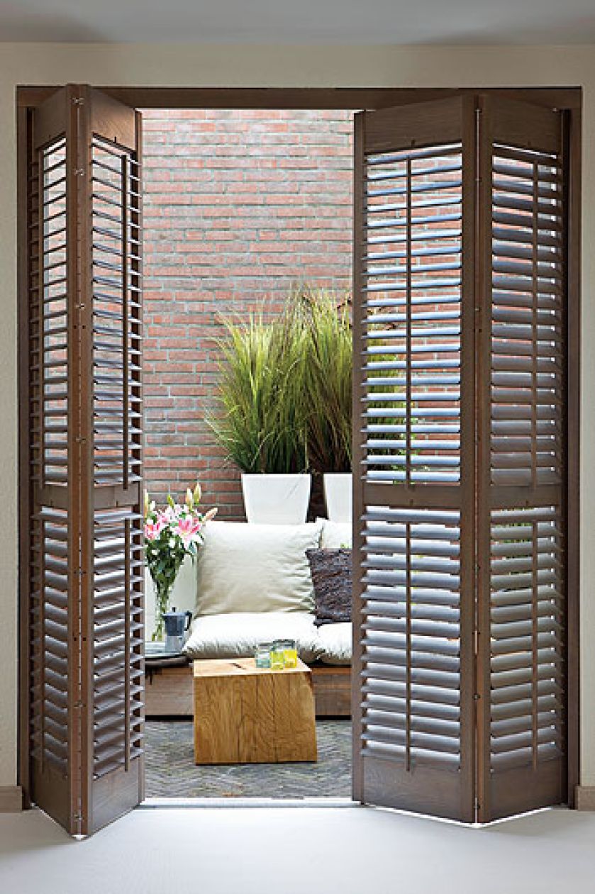 Okiennice wewnętrzne z litego drewna na szynach.