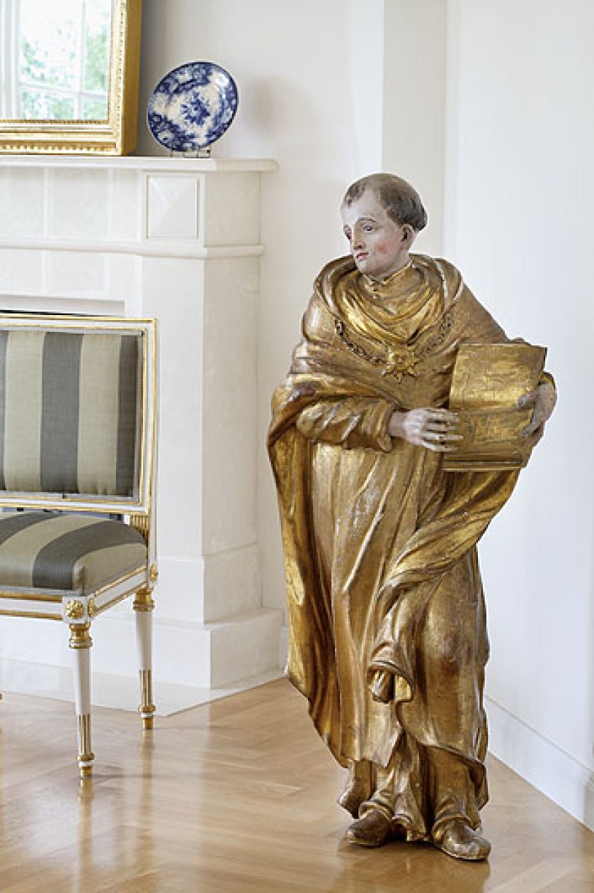 Oryginalna barokowa rzeźba z 1716 roku to św. Tomasz z Akwinu.