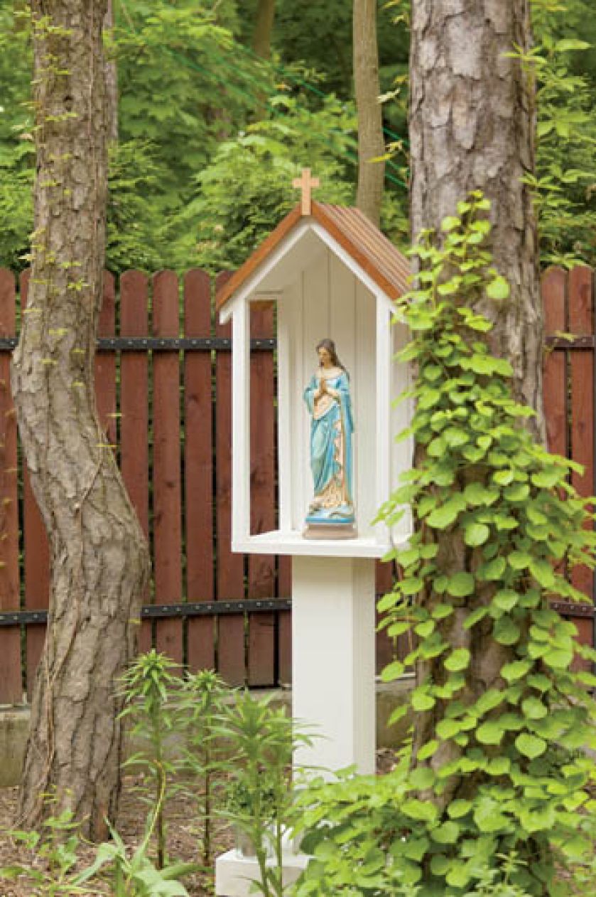 Otoczona drzewami, pamięta dawne czasy