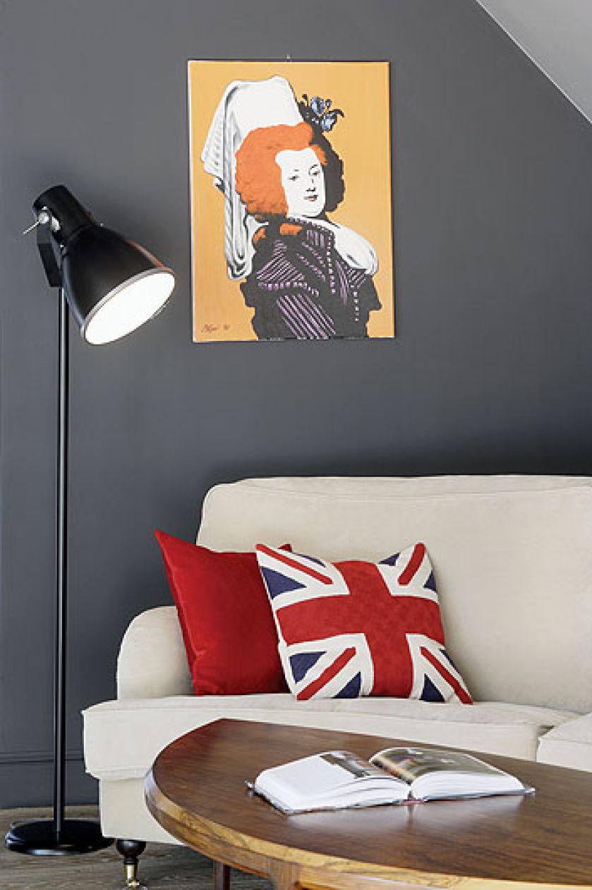 Pełno tu diazjnerskich żartów: kopii portretów z XVIII wieku przerobionych na styl pop-art, dziwnych lamp