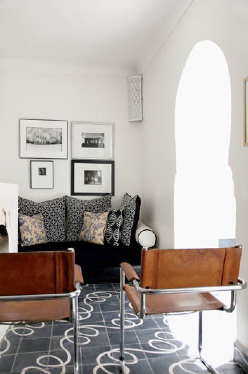 Płytki z wężowym wzorem najpierw trafiły do salonu włascicieli, teraz zdobią domyna całym świecie.