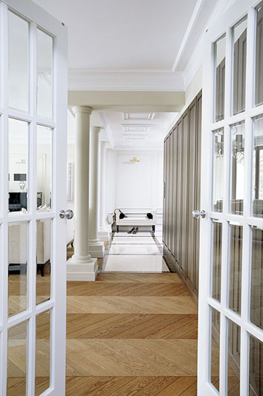 Podłoga w holu jest zrobiona z marmuru i czarnego granitu (przez Silk Stone).