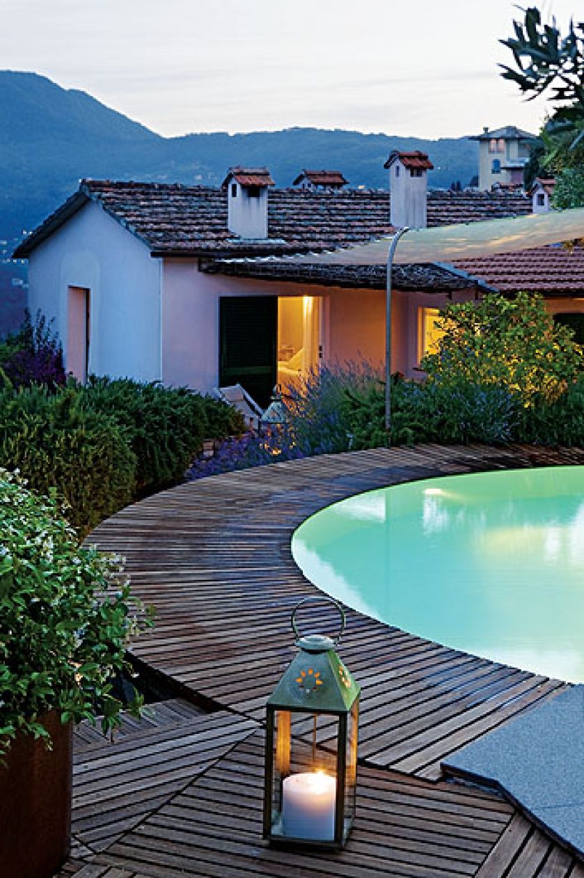 Podświetlenie basenu wprowadza nastrojowy nastrój wieczorem.