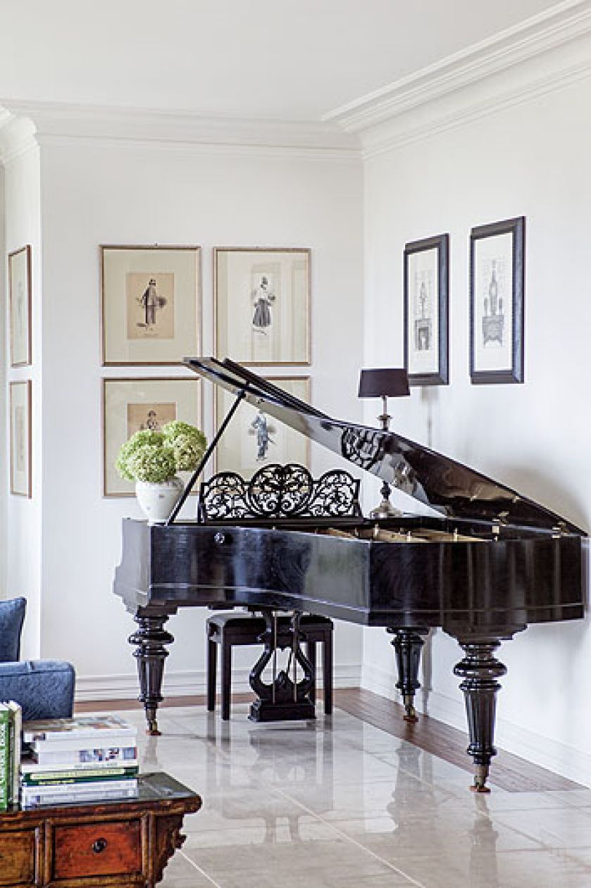 Połysk na włoskim polerowanym trawertynie i fortepianie. Instrument kilka lat temu właściciele odkupili od nauczyciela