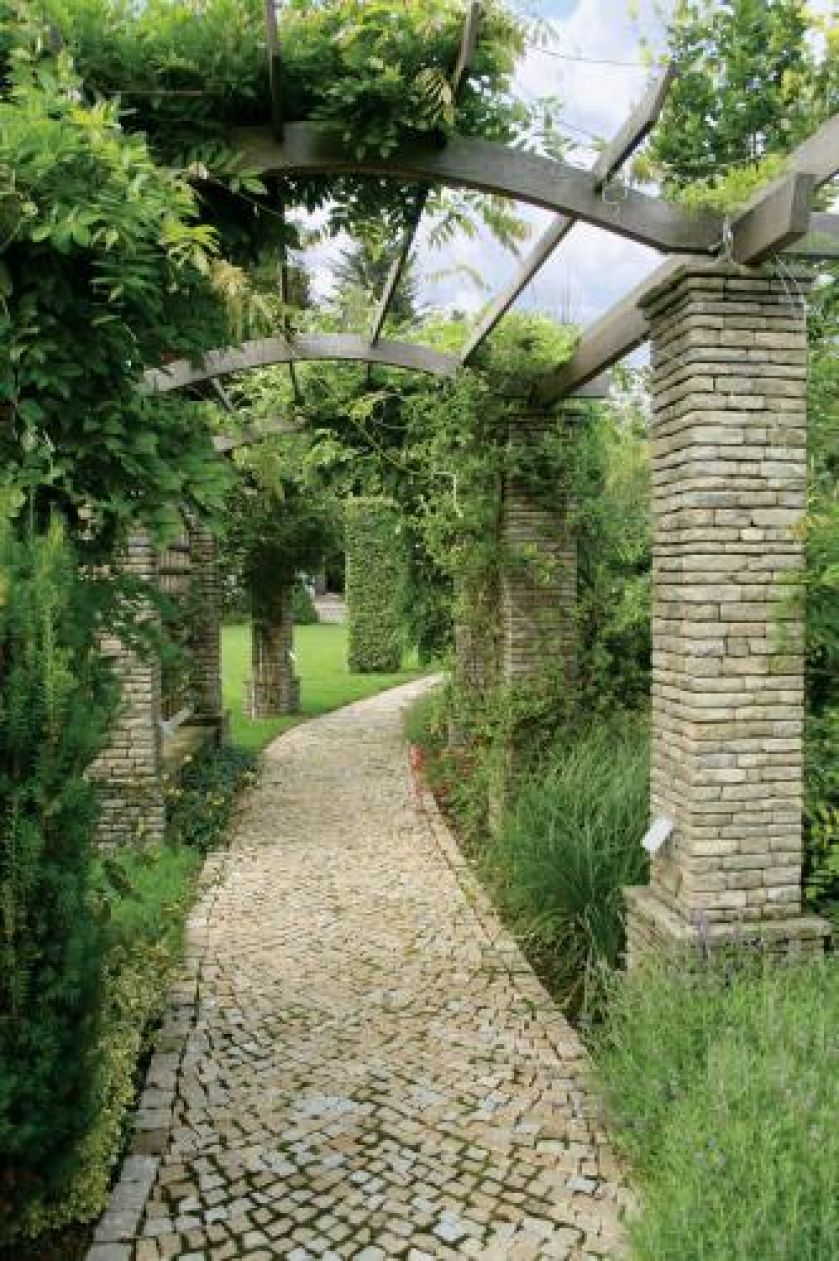 Pomysł na podzielenie stromej skarpy murami, ścieżkami i pergolami projektanci podpatrzyli w ogrodach renesansowych.