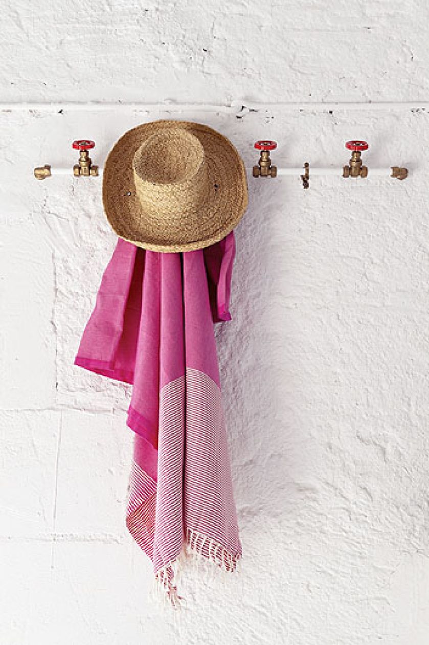 Pomysłowy wieszak z prostych zaworów.