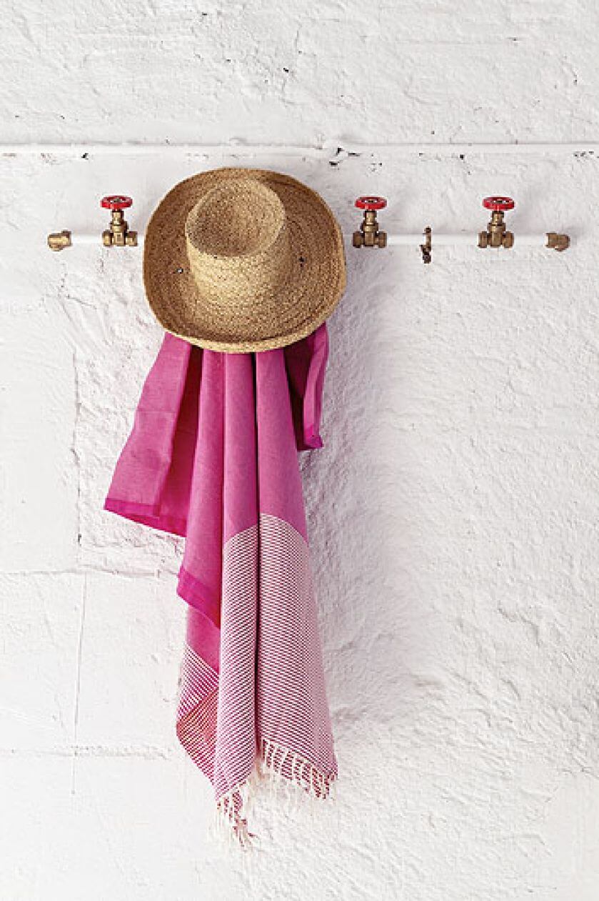 Pomysłowy wieszak z prostych zaworów.