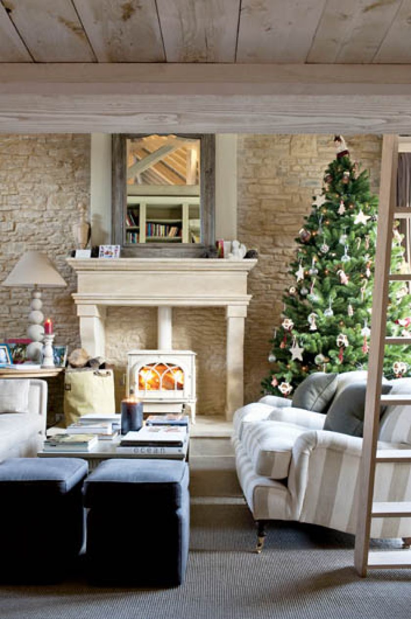 - Ponieważ mamy sporo miejsca, kupujemy trzymetrowe drzewko. Od lat wieszam na nim ręcznie robione ozdoby, które co roku