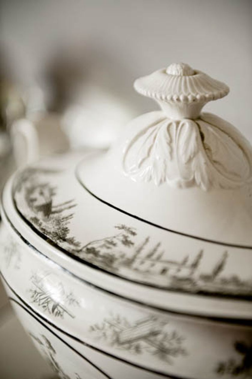 Porcelanowa waza ozdobiona normandzkimi pejzażami.