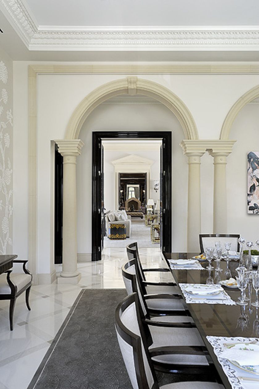 Posadzka to sprowadzony z Carrary marmur w trzech kolorach.