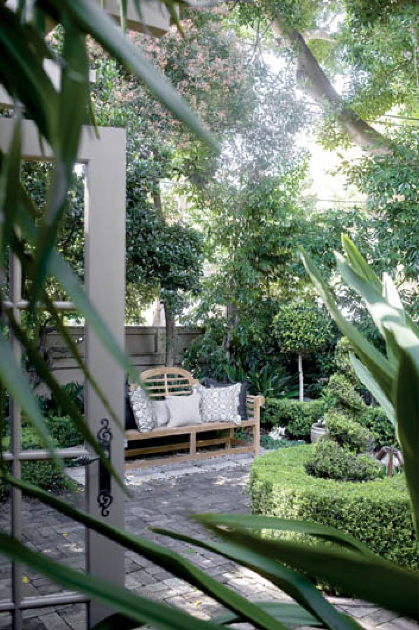 Posiadłość ukryta w zieleni drzew znajduje się na przedmieściach Sydney.