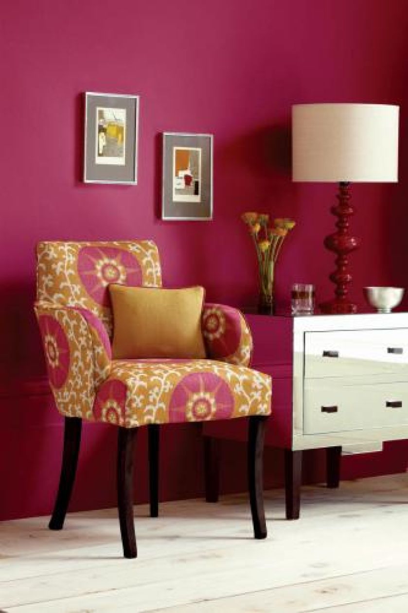 Prawie jak fotel, ale na dłuższych nogach – krzesło z tkaniną Samarkanda od marki Sanderson. DECODORE.