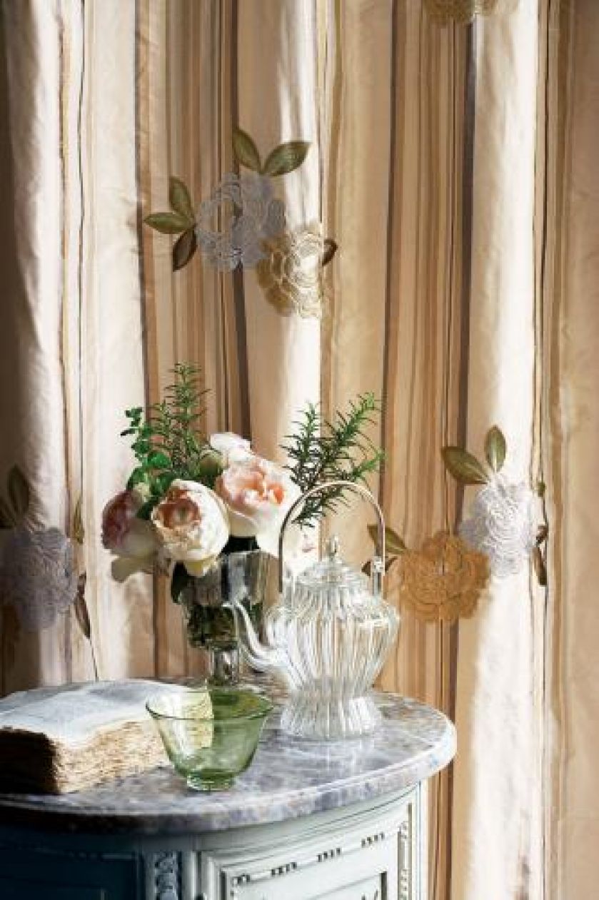 Propozycja marki Sanderson na nadchodzący sezon - pastelowe róże na pasach Bagatelle - 704 zł/m.b. GALERIA WNĘTRZE