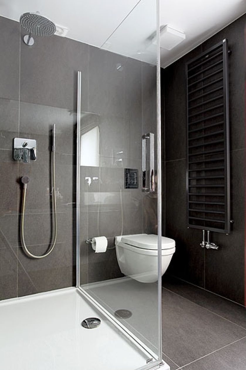 Prosta, nowoczesna łazienka. Miejskie safari