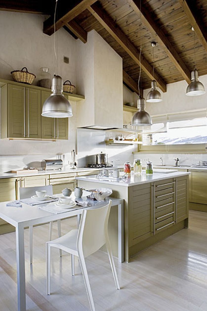 Proste szafki kuchenne zyskały ciekawy wygląd dzięki kolorowi.