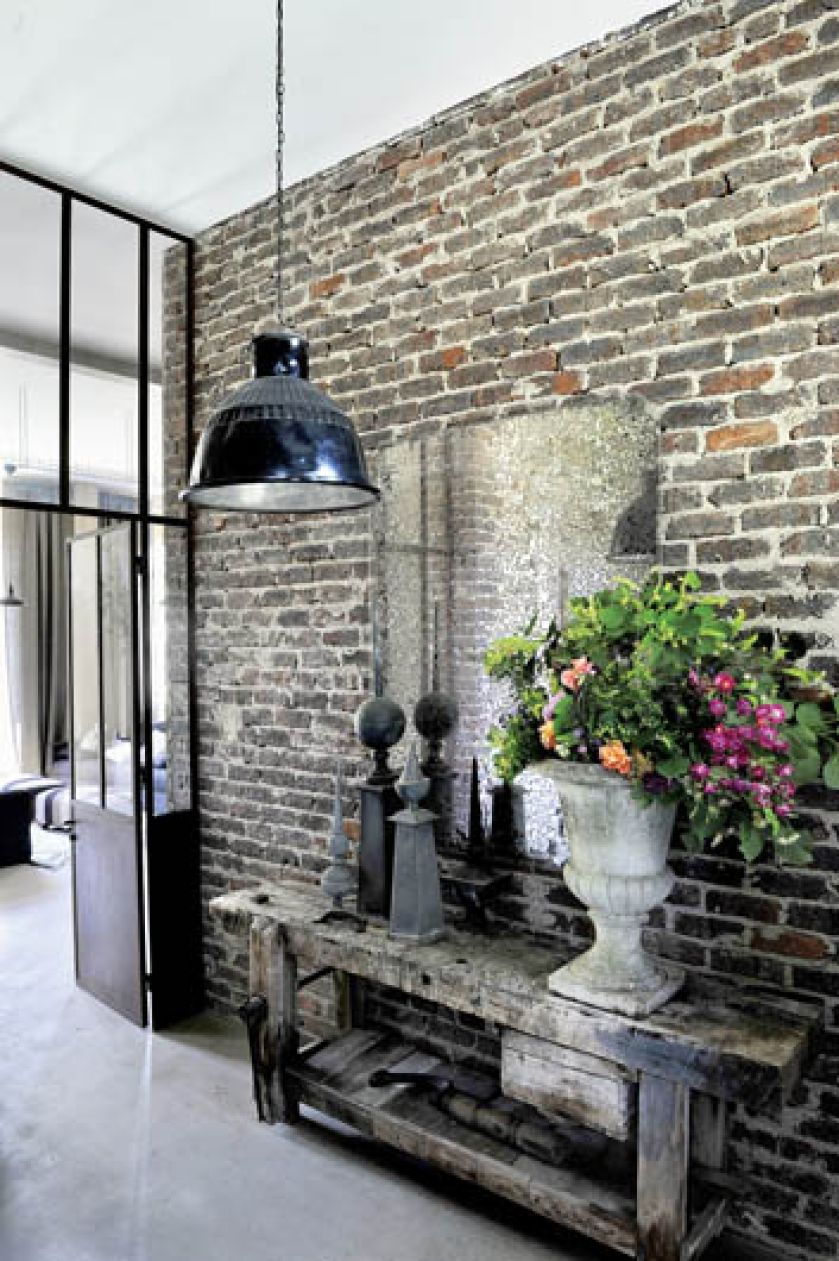 Przepis na loft to surowa cegła, szkło, stare drewno i metal.