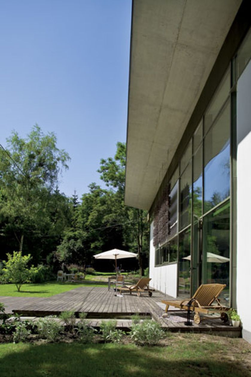 Przeszklone ściany domu. Pracownia w modernistycznym domu