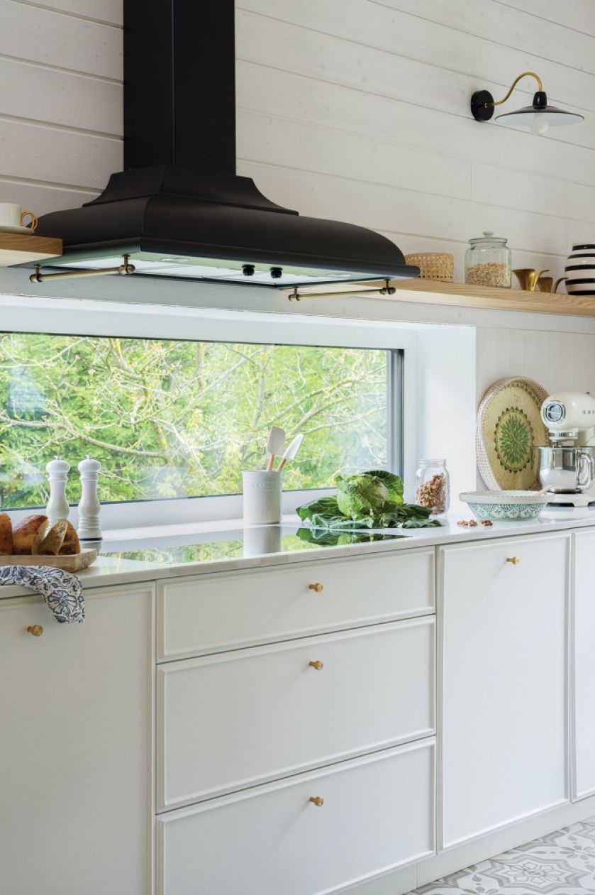 przytulna biała kuchnia w stylu skandynawskim