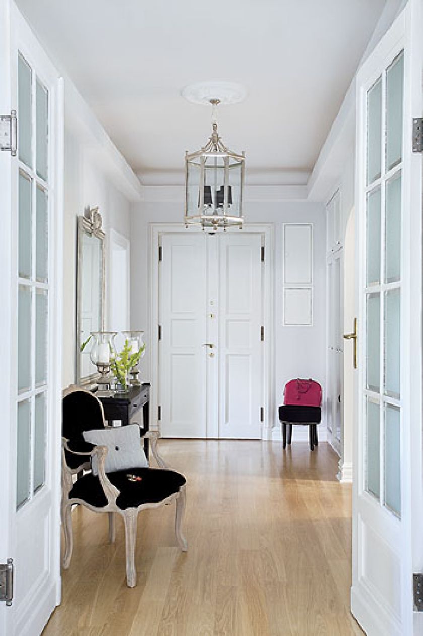 Reprezentacyjny hol potrzebował konsoli (Mis en Demeure), krzesełka i kilka obrazków na ścianie (Eichholtz).