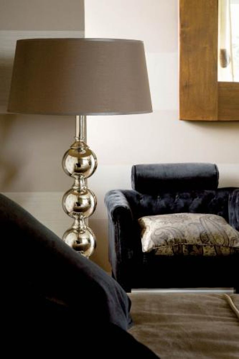 Rohn ma mosiężną podstawę i zamszowy klosz (690 zł). ALMIDECOR