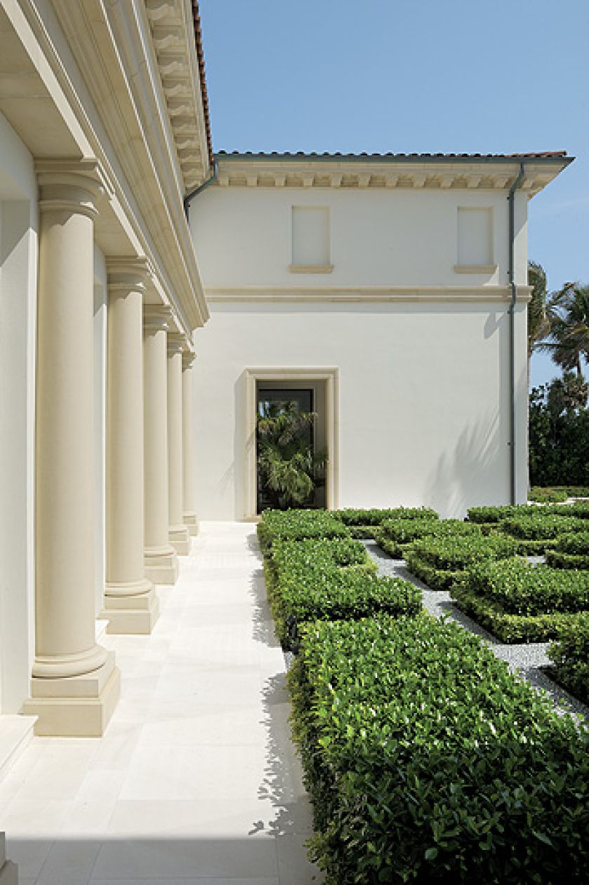 Równo przycięte krzewy laurowe. Klasyczna rezydencja we włoskim stylu