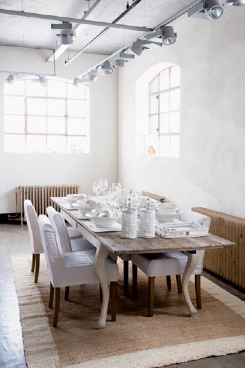 Rozkładany stół Driftwood (7190 zł) i krzesło Saville Row (1110 zł) ze zdejmowanym pokryciem z lnu. RIVIERA MAISON, polski