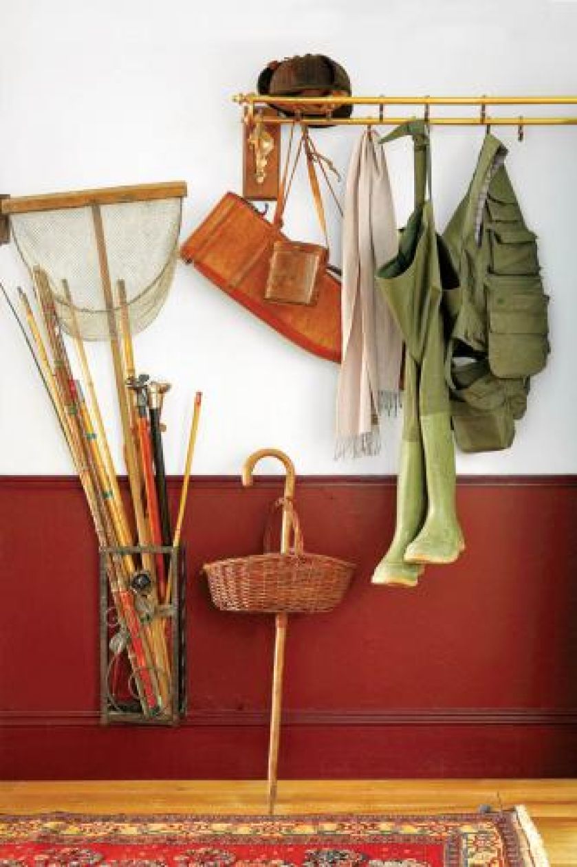 Rybackie spodnie i siatka na ryby zdradzają położenie domu.