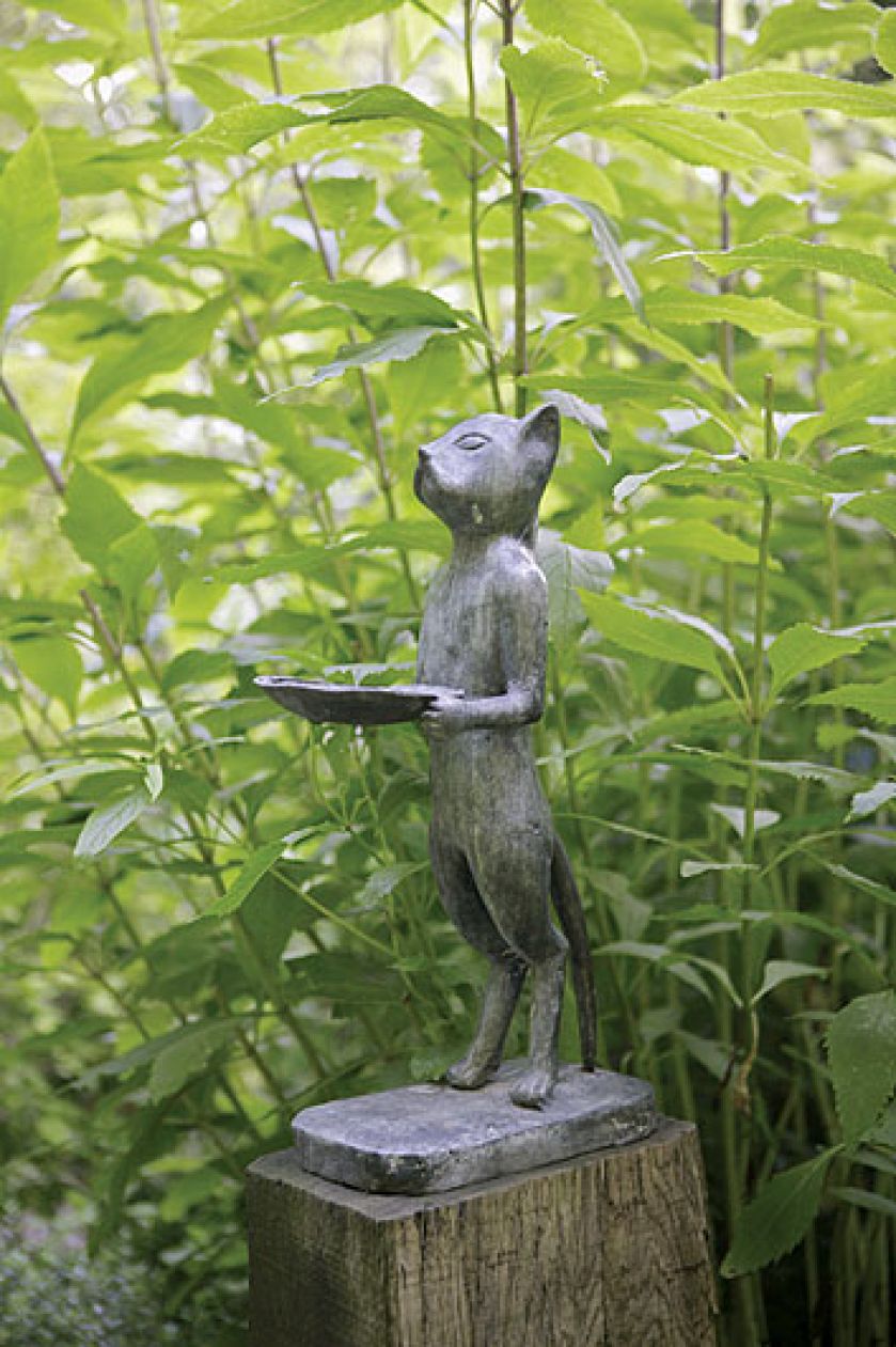 Rzeźba w ogrodzie. Ogród w lesie