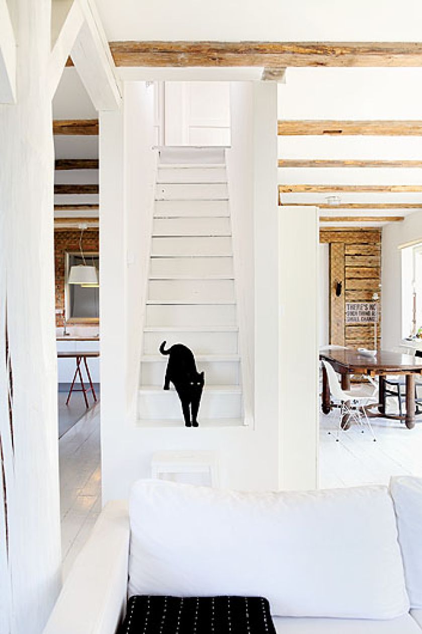 Są centralną częścią budynku, naturalnie oddzielają kuchnię z jadalnią od salonu.