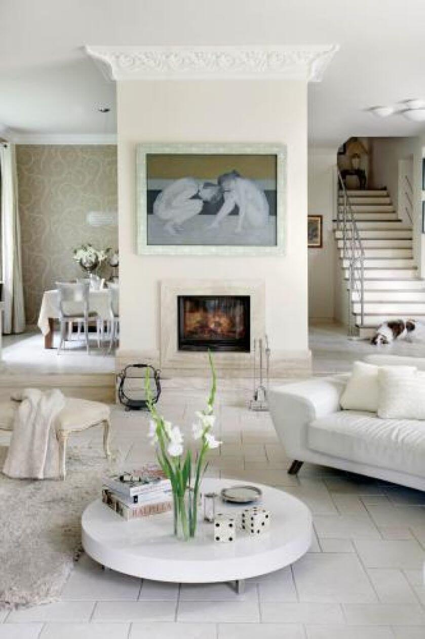 Salon jest otwarty na jadalnie. Dom jak z bajki