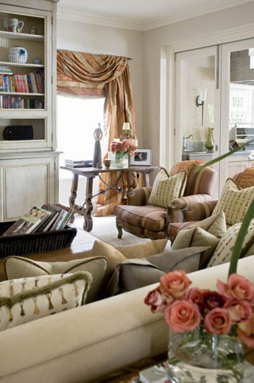 Salon urządzono w miłych dla oka pastelach.